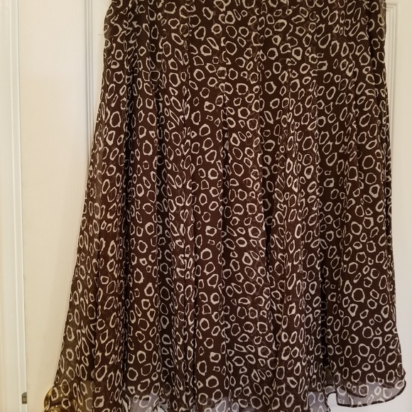 Jones New York soft flowing skirt. Fitted waist, - Picture 1 of 2